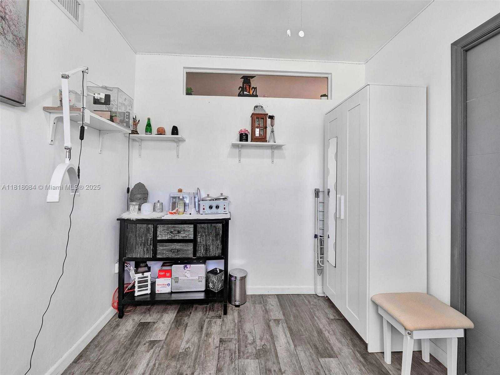 Small Image of 2858 PINE TREE DR #5, Miami Beach Number 4