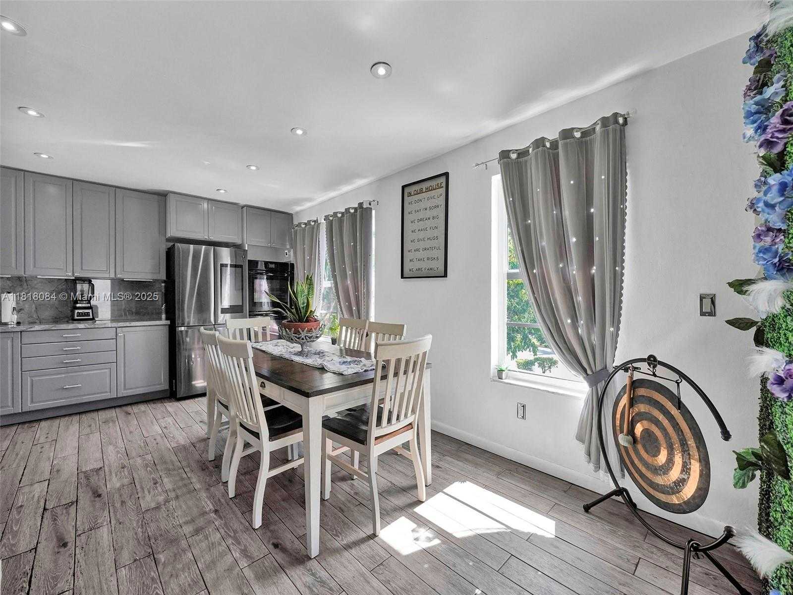 Small Image of 2858 PINE TREE DR #5, Miami Beach Number 6
