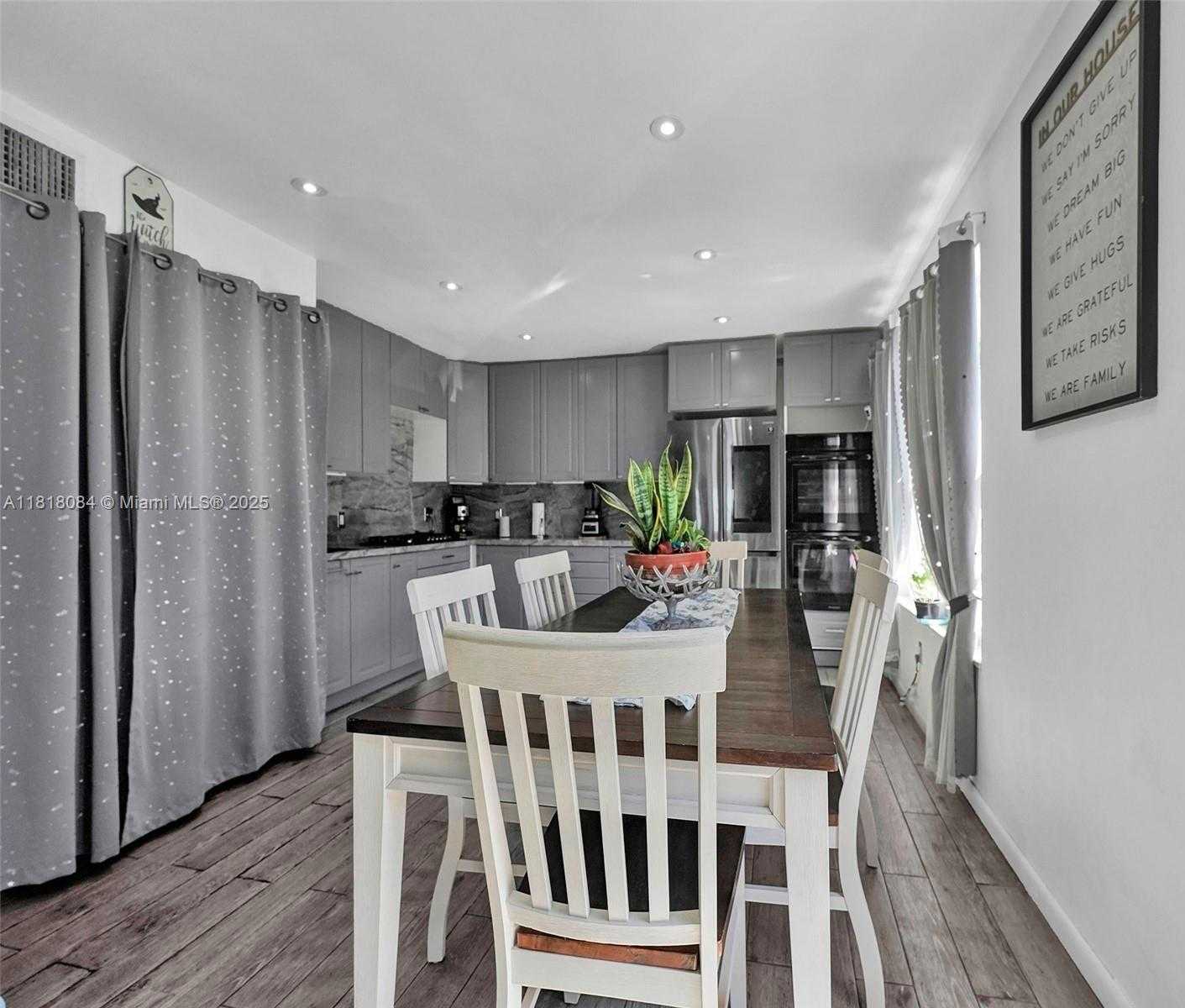 Small Image of 2858 PINE TREE DR #5, Miami Beach Number 7