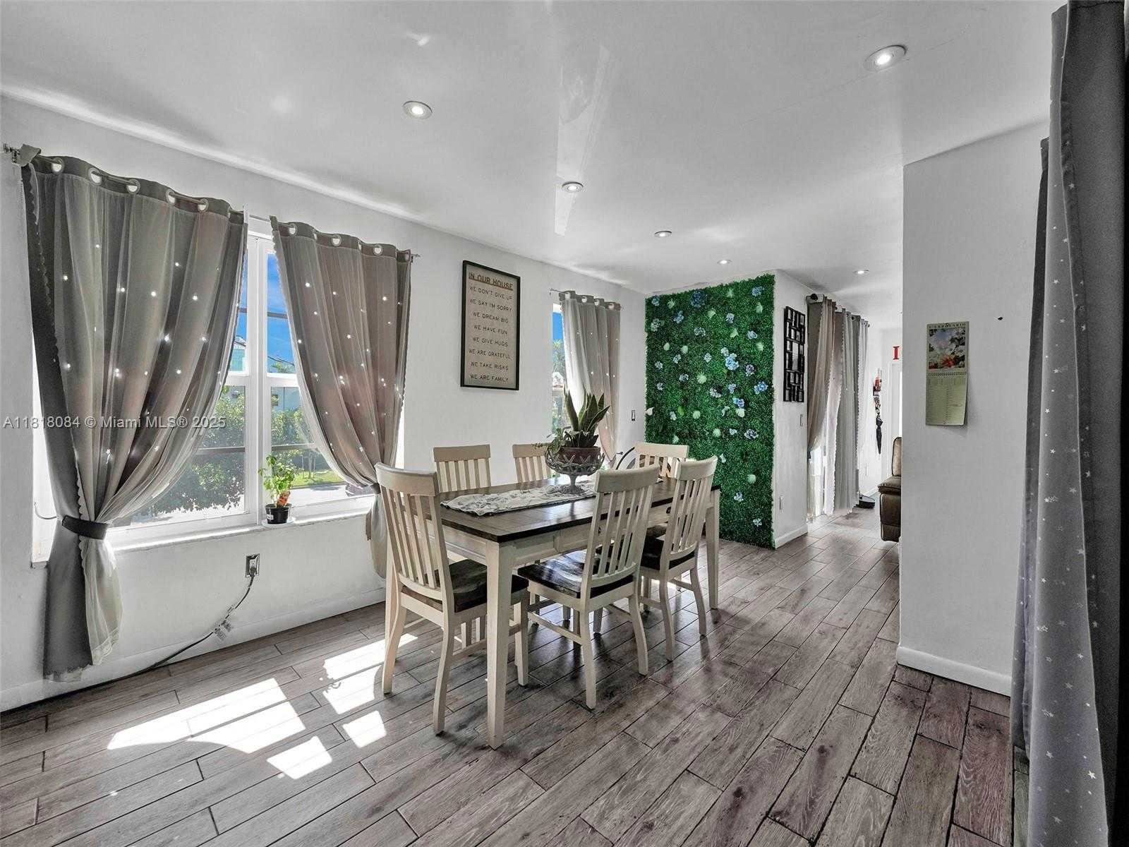 Small Image of 2858 PINE TREE DR #5, Miami Beach Number 8