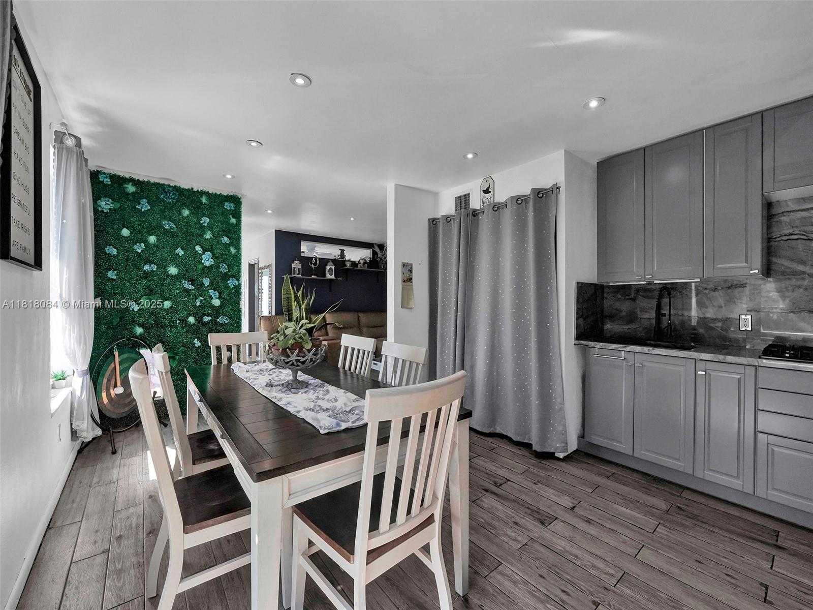 Small Image of 2858 PINE TREE DR #5, Miami Beach Number 9