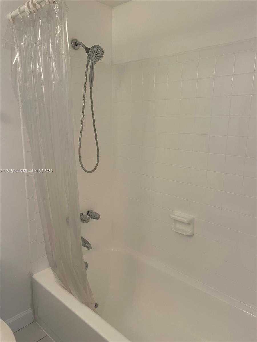 Small Image of 1390 OCEAN DR #302, Miami Beach Number 17