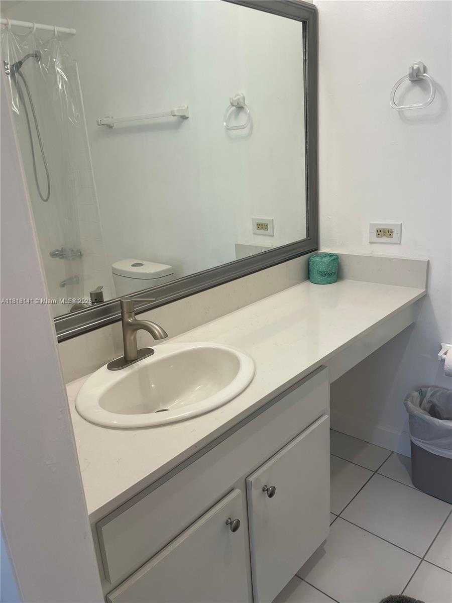 Small Image of 1390 OCEAN DR #302, Miami Beach Number 20