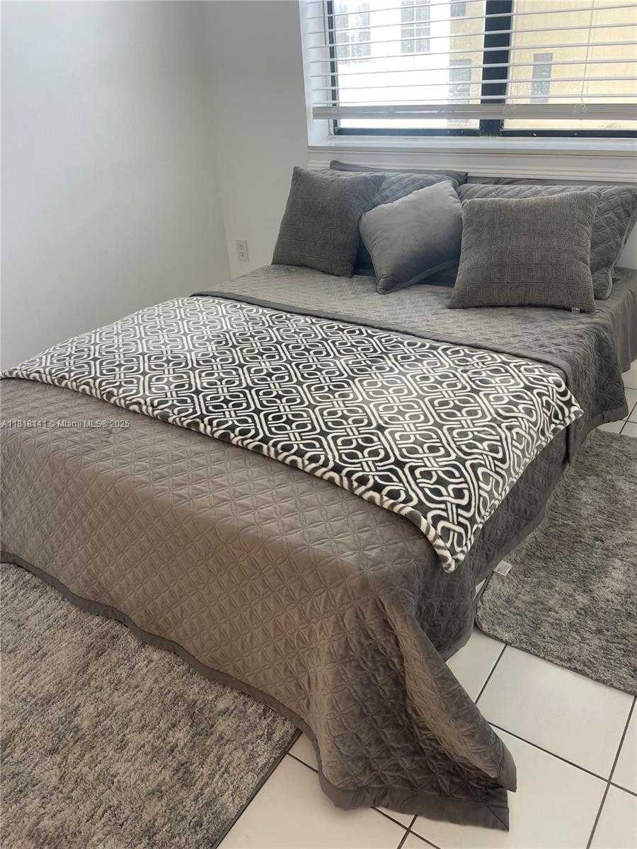 Small Image of 1390 OCEAN DR #302, Miami Beach Number 4