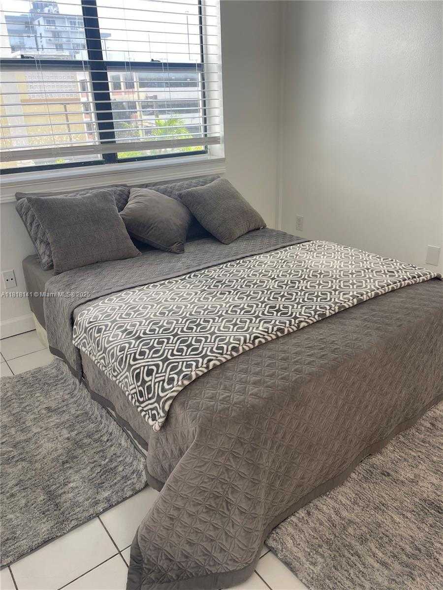 Small Image of 1390 OCEAN DR #302, Miami Beach Number 5