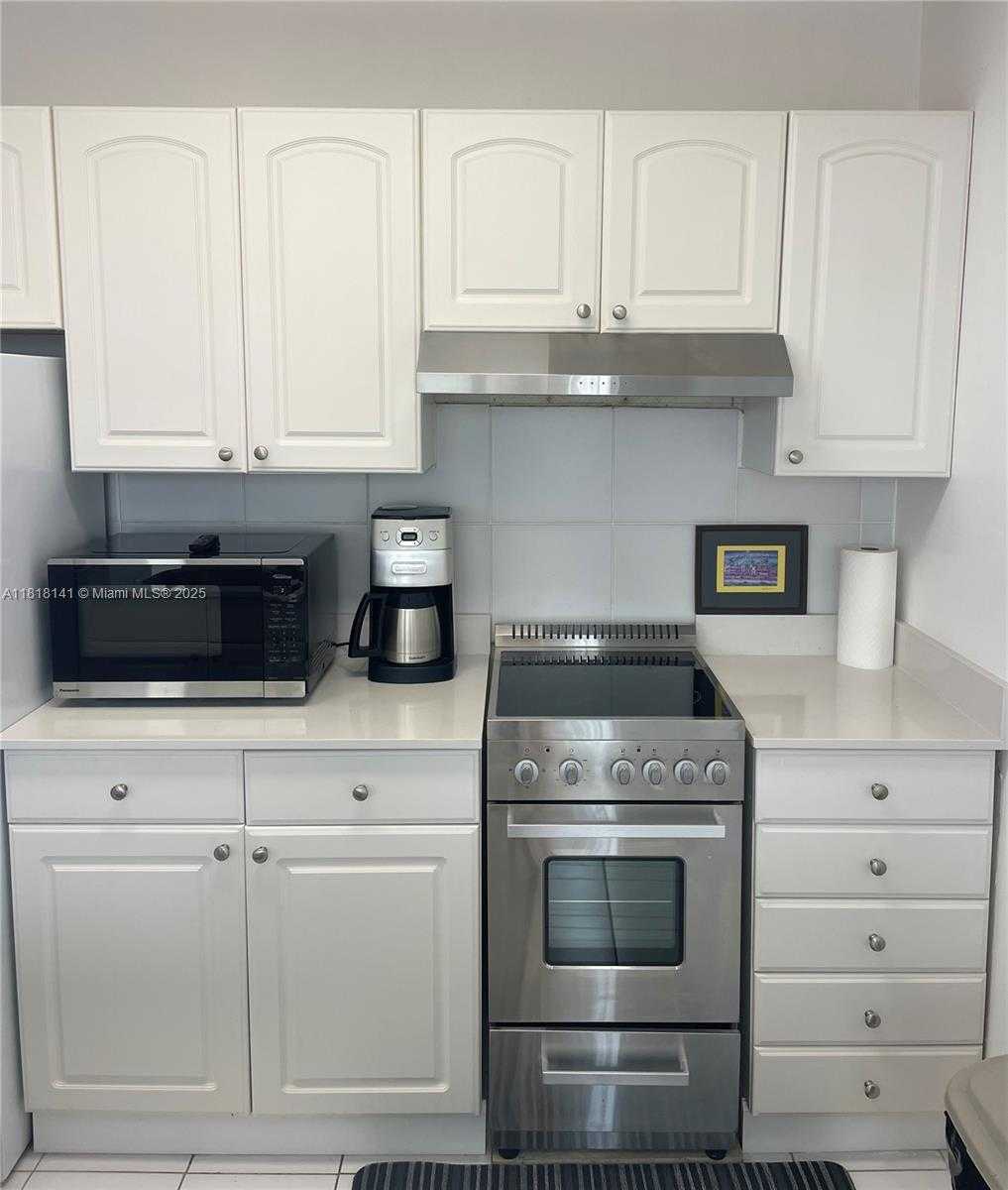 Small Image of 1390 OCEAN DR #302, Miami Beach Number 6