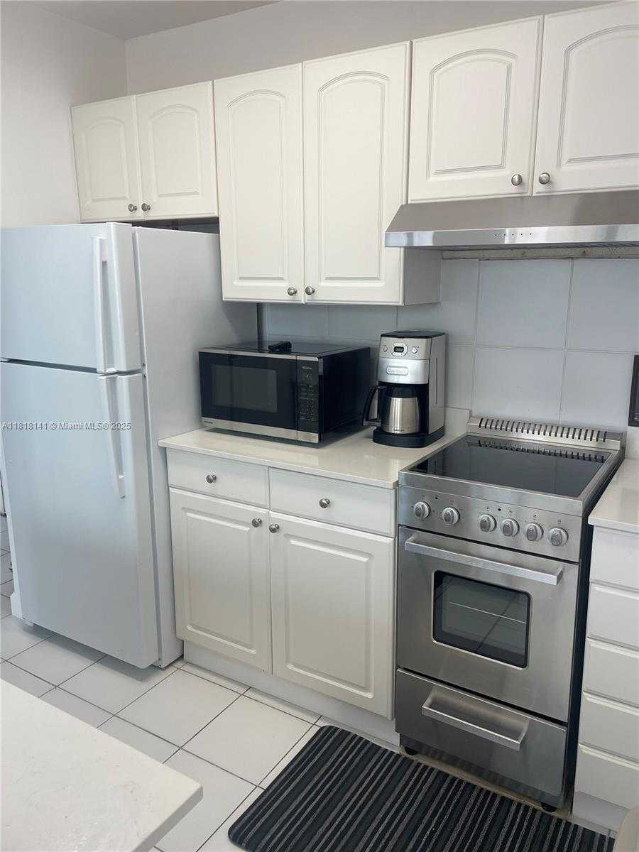 Small Image of 1390 OCEAN DR #302, Miami Beach Number 7