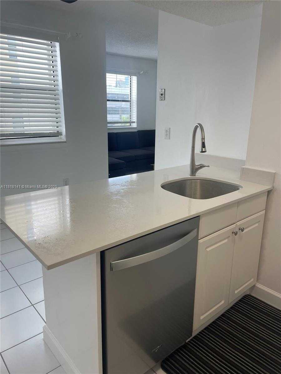 Small Image of 1390 OCEAN DR #302, Miami Beach Number 8