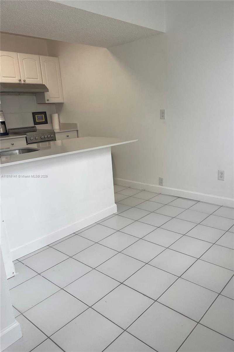 Small Image of 1390 OCEAN DR #302, Miami Beach Number 9