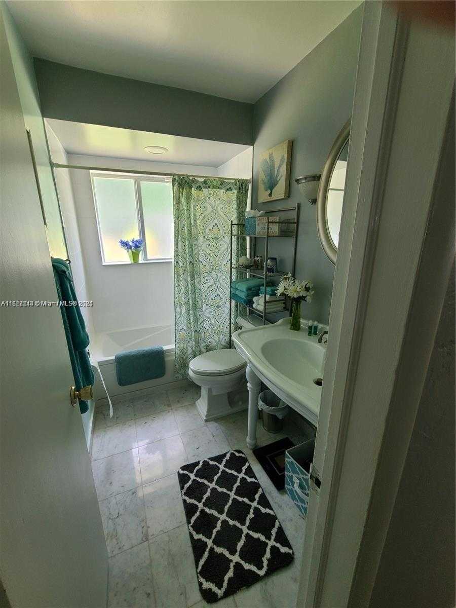 Small Image of 2741 NORTH EAST 16TH AVE, Wilton Manors Number 11