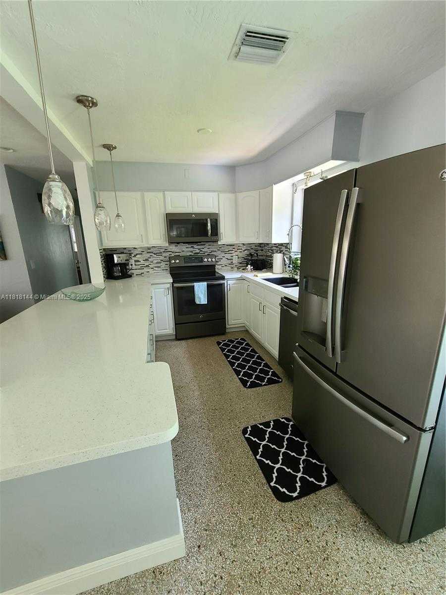 Small Image of 2741 NORTH EAST 16TH AVE, Wilton Manors Number 7