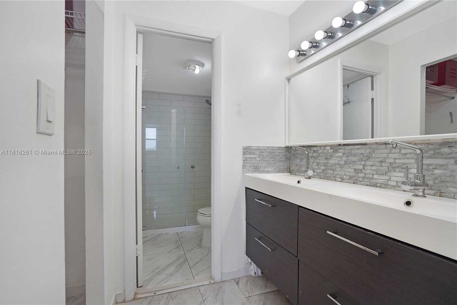 Small Image of 6900 BAY DR #3H, Miami Beach Number 15