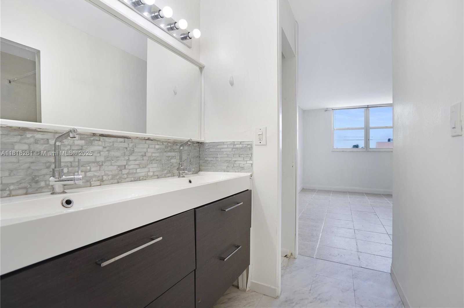 Small Image of 6900 BAY DR #3H, Miami Beach Number 16