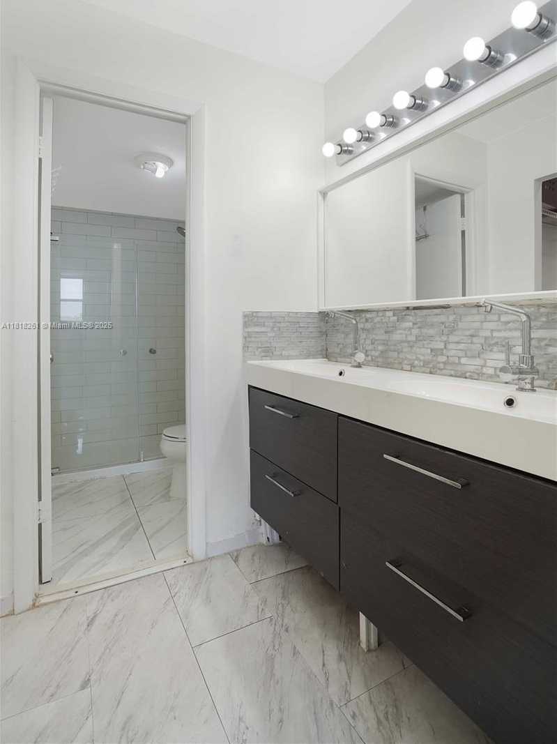 Small Image of 6900 BAY DR #3H, Miami Beach Number 17
