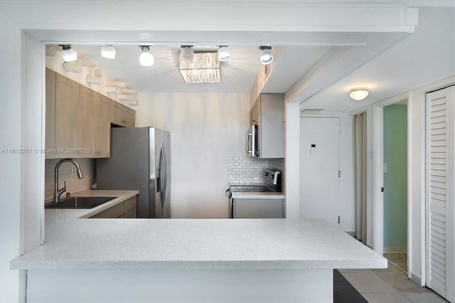 Small Image of 6900 BAY DR #3H, Miami Beach Number 2