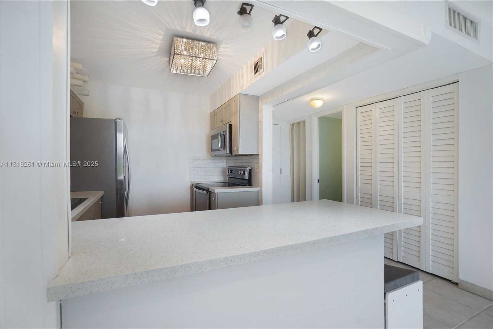 Small Image of 6900 BAY DR #3H, Miami Beach Number 3