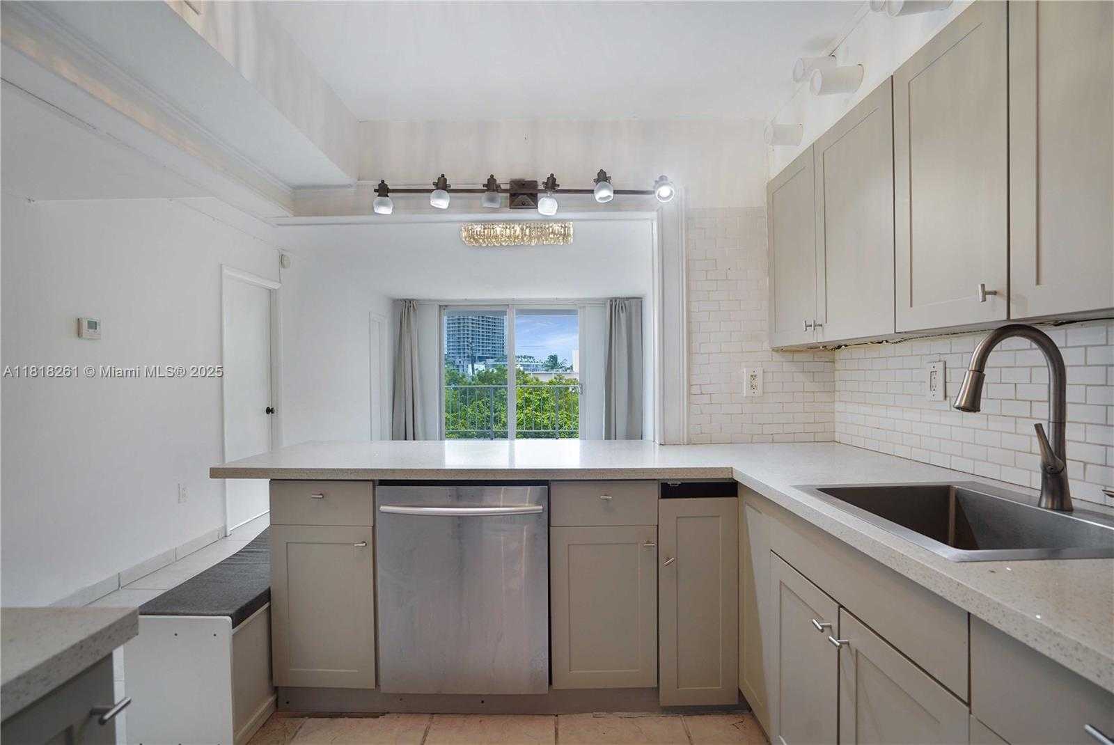 Small Image of 6900 BAY DR #3H, Miami Beach Number 6