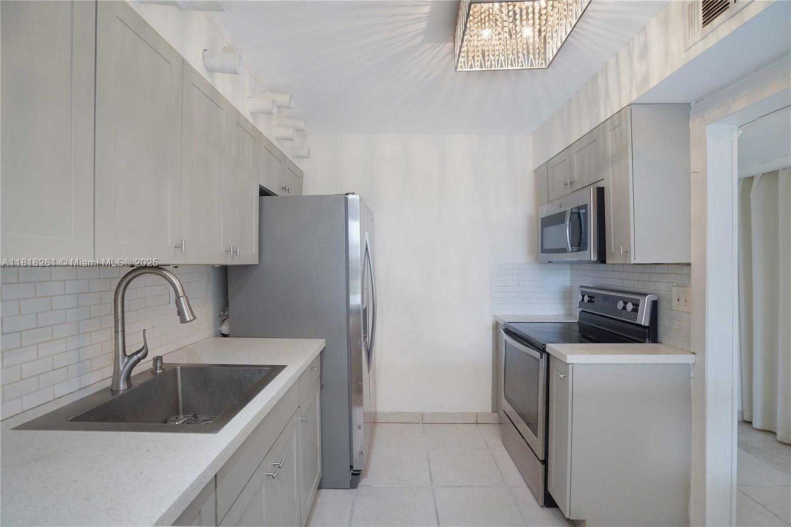 Small Image of 6900 BAY DR #3H, Miami Beach Number 7