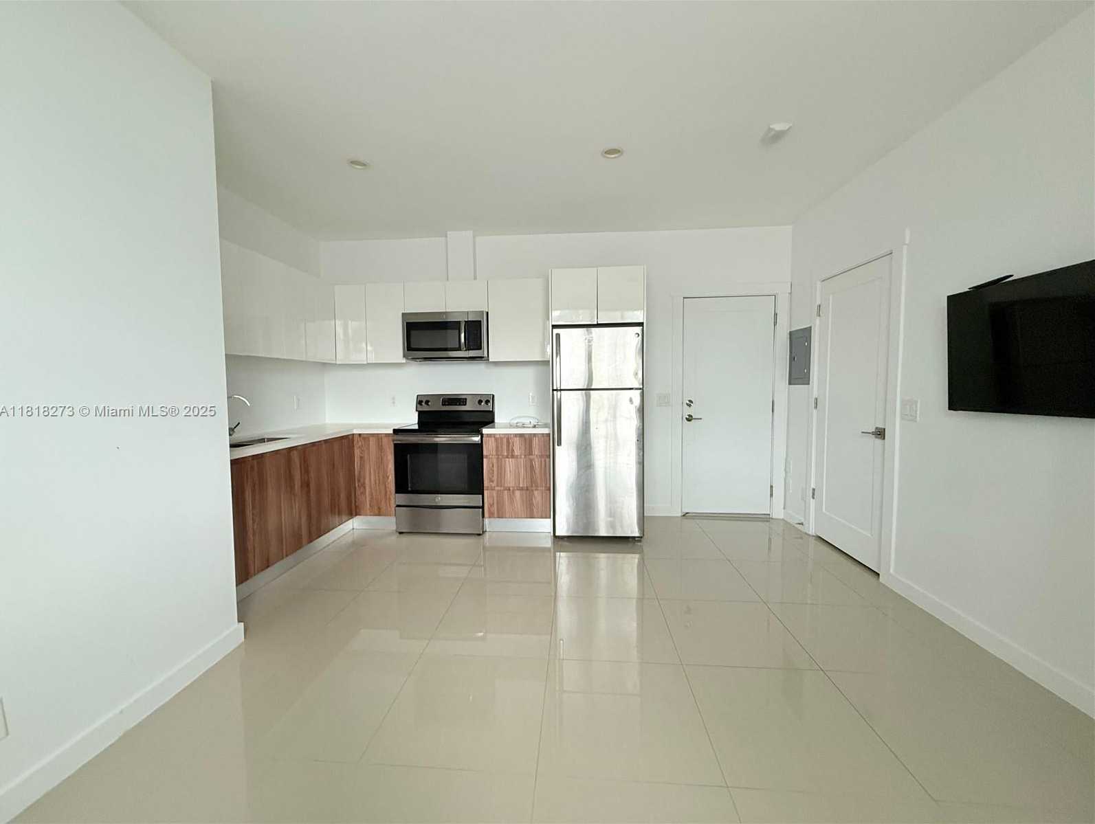 Small Image of 924 MARSEILLE DR #6, Miami Beach Number 2