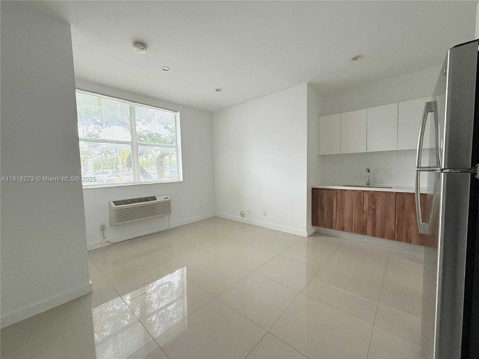 Small Image of 924 MARSEILLE DR #6, Miami Beach Number 5