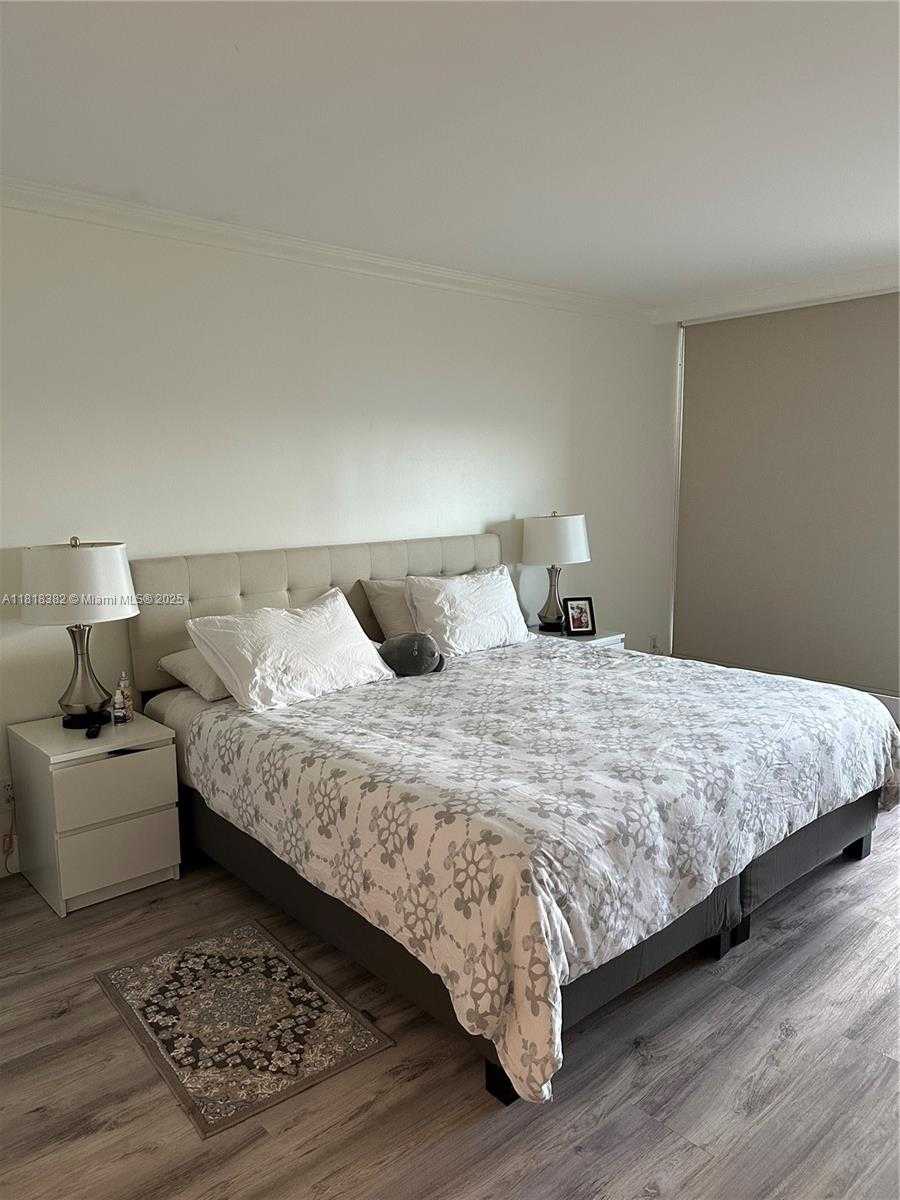 Small Image of Miami Number 12