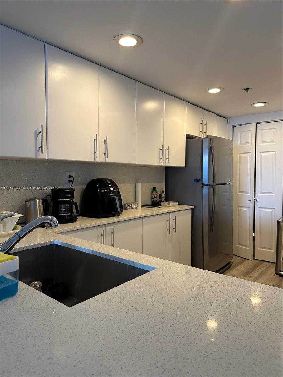 Small Image of Miami Number 13