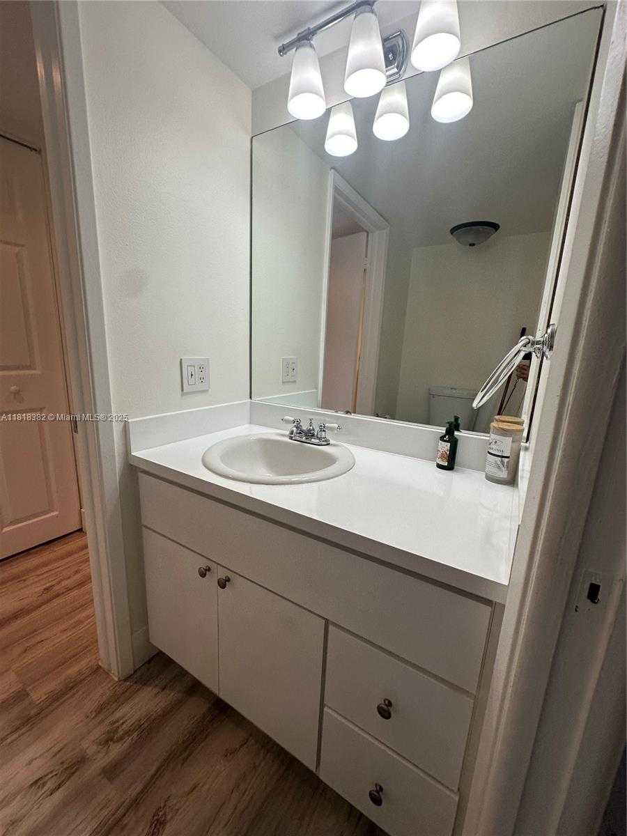 Small Image of Miami Number 20