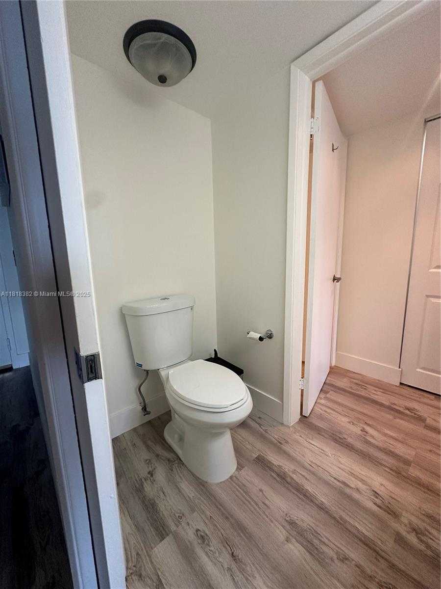 Small Image of Miami Number 21