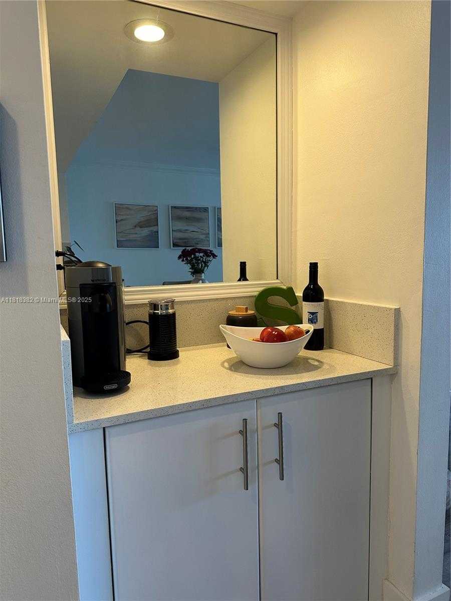 Small Image of Miami Number 22