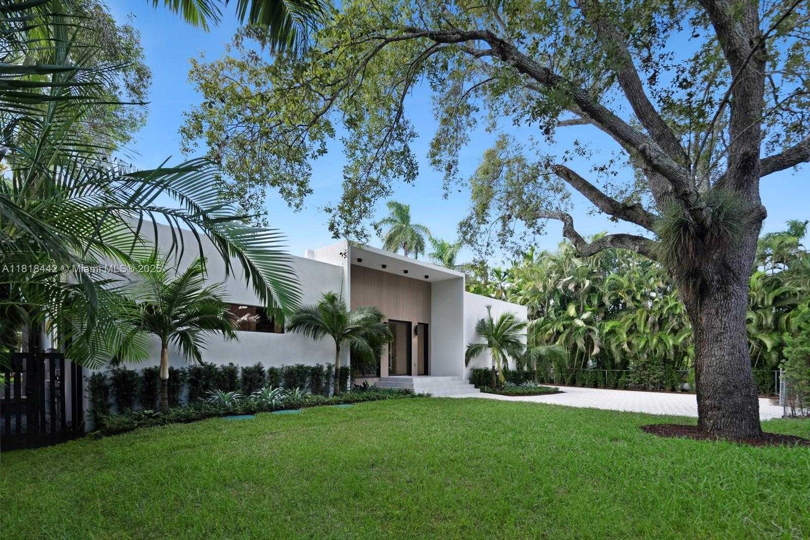 Small Image of 11150 GRIFFING BLVD, Biscayne Park Number 3