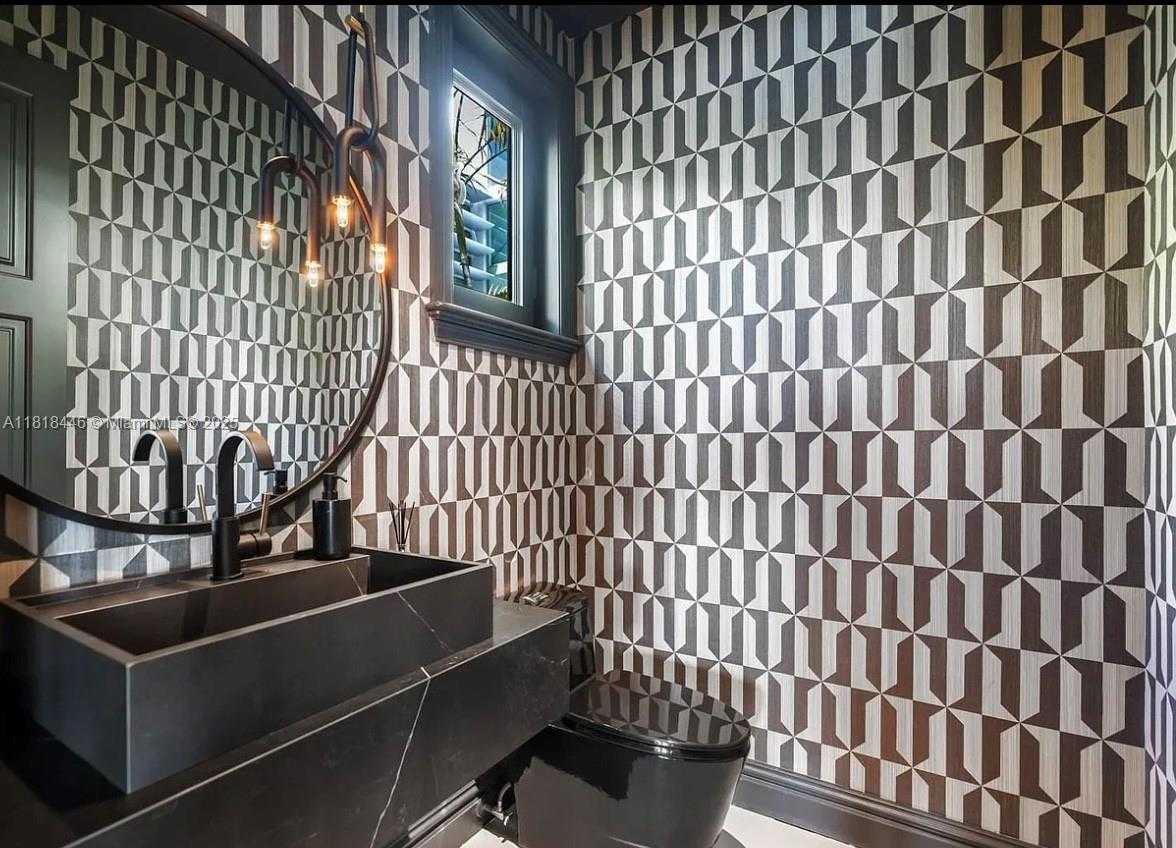 Small Image of 432 SOUTH HIBISCUS DR, Miami Beach Number 11
