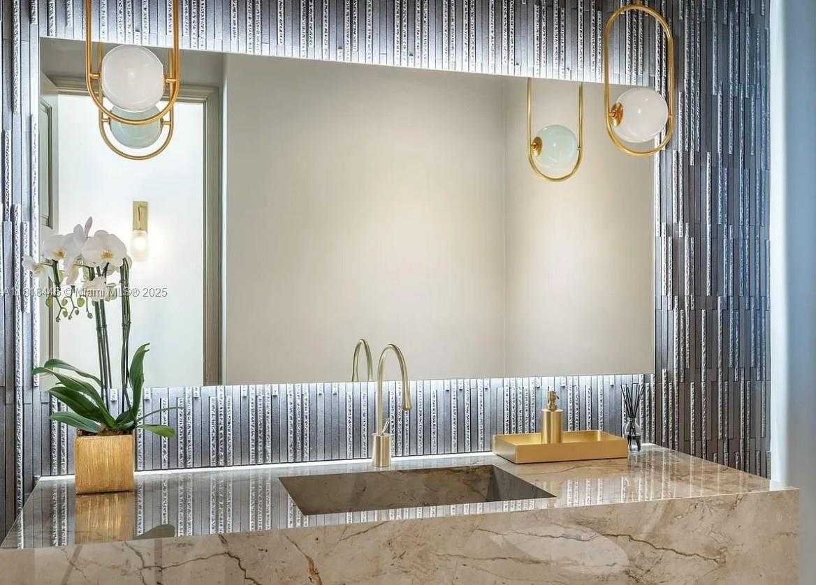 Small Image of 432 SOUTH HIBISCUS DR, Miami Beach Number 14