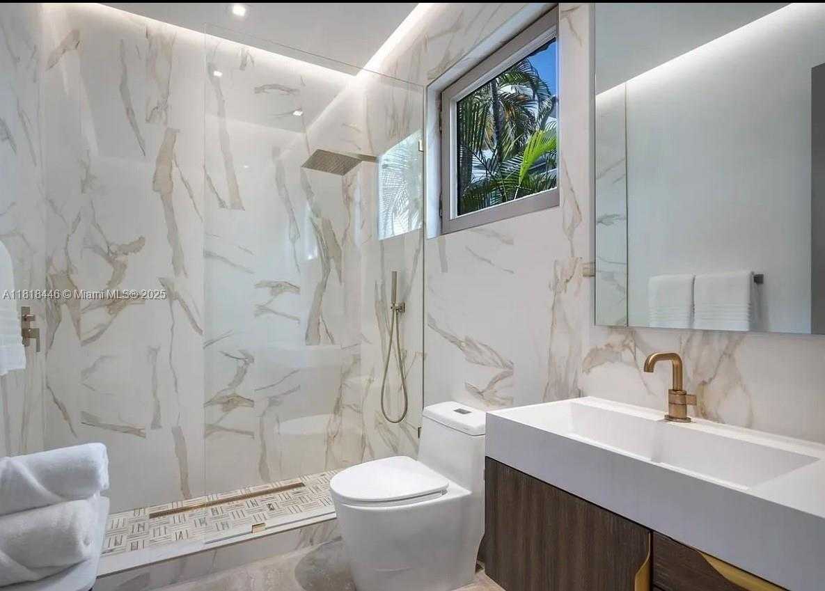 Small Image of 432 SOUTH HIBISCUS DR, Miami Beach Number 16