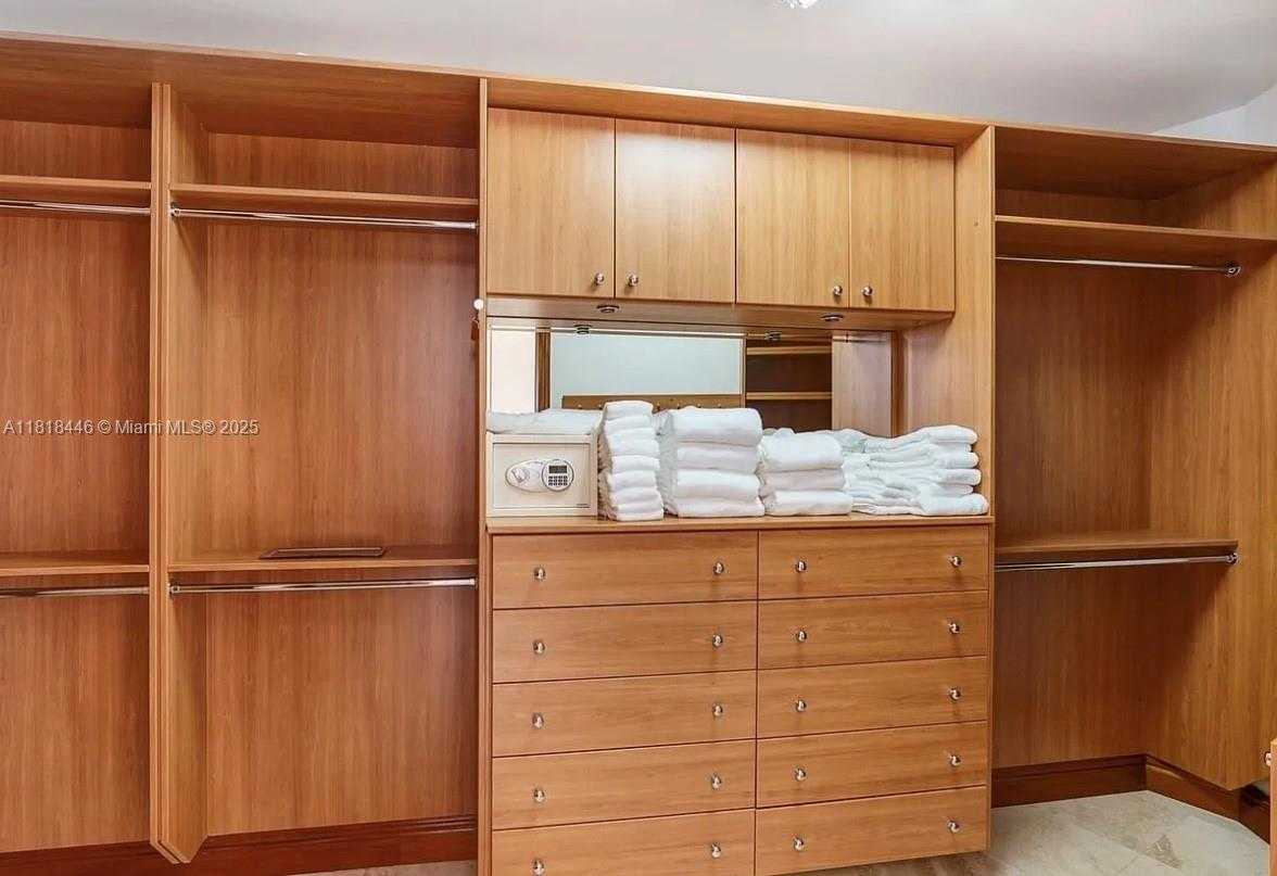 Small Image of 432 SOUTH HIBISCUS DR, Miami Beach Number 21