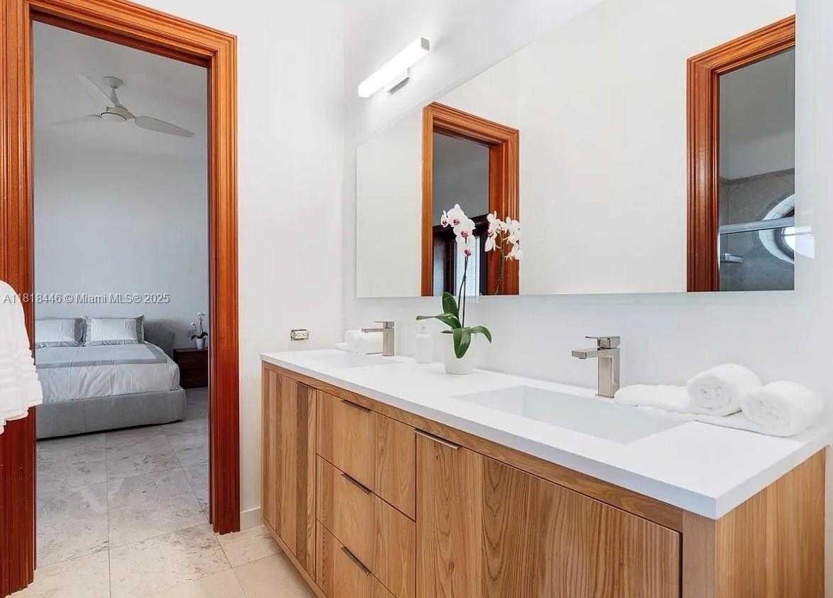 Small Image of 432 SOUTH HIBISCUS DR, Miami Beach Number 23