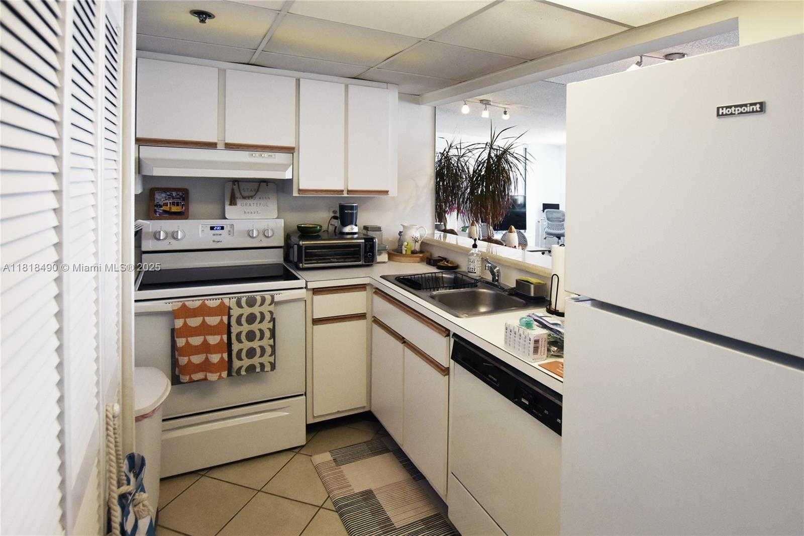 Small Image of 540 BRICKELL KEY DR #1522, Miami Number 12