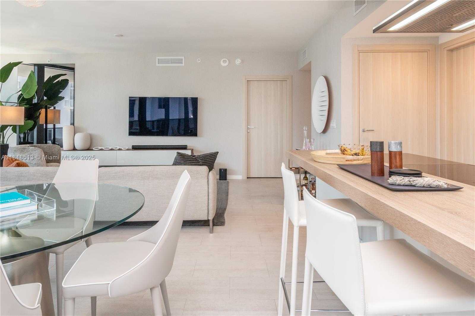 Small Image of 1000 BRICKELL PLZ #3201, Miami Number 8