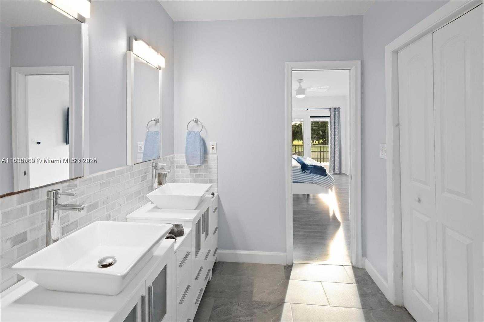 Small Image of Hialeah Number 12