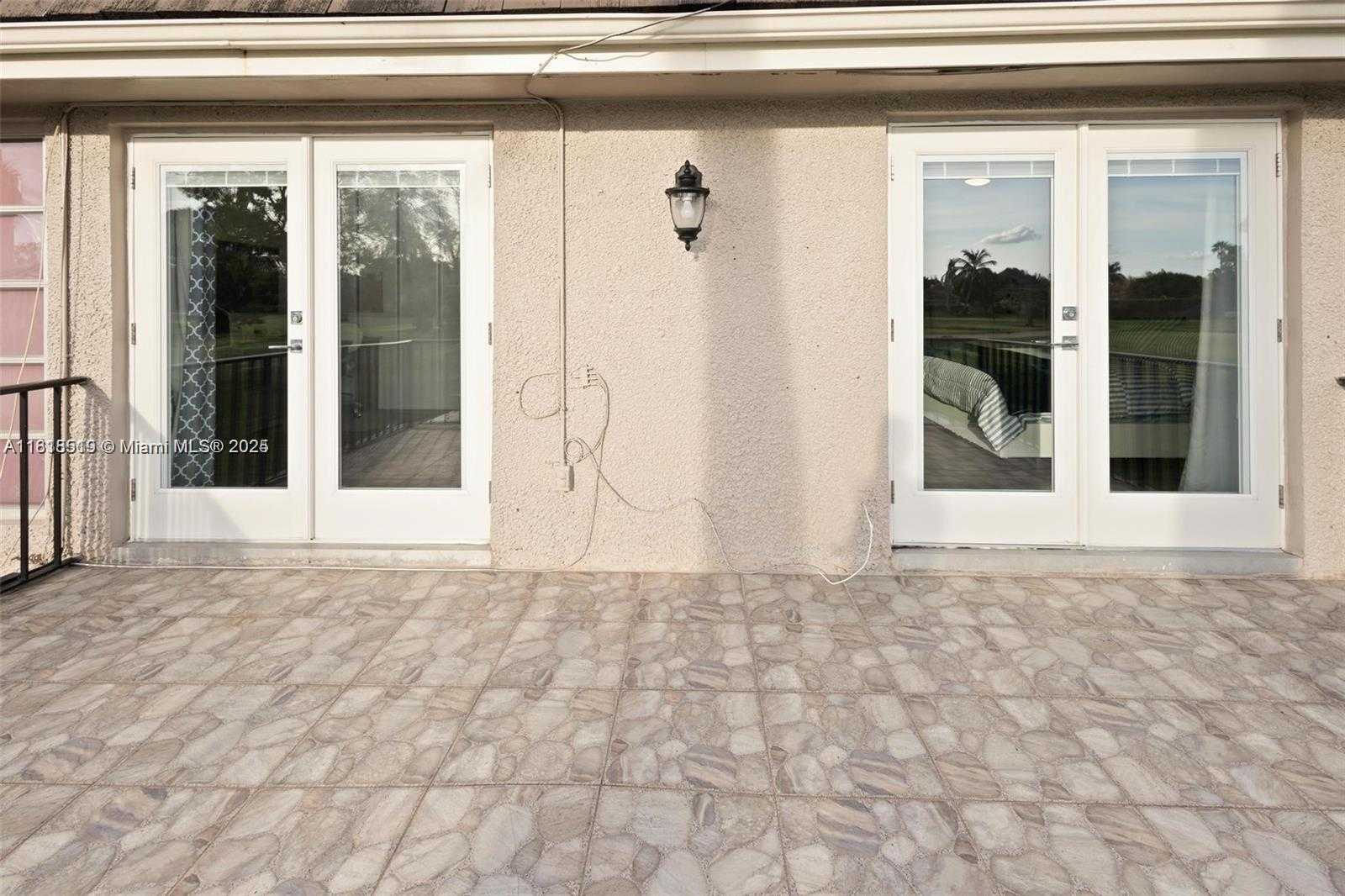 Small Image of Hialeah Number 17