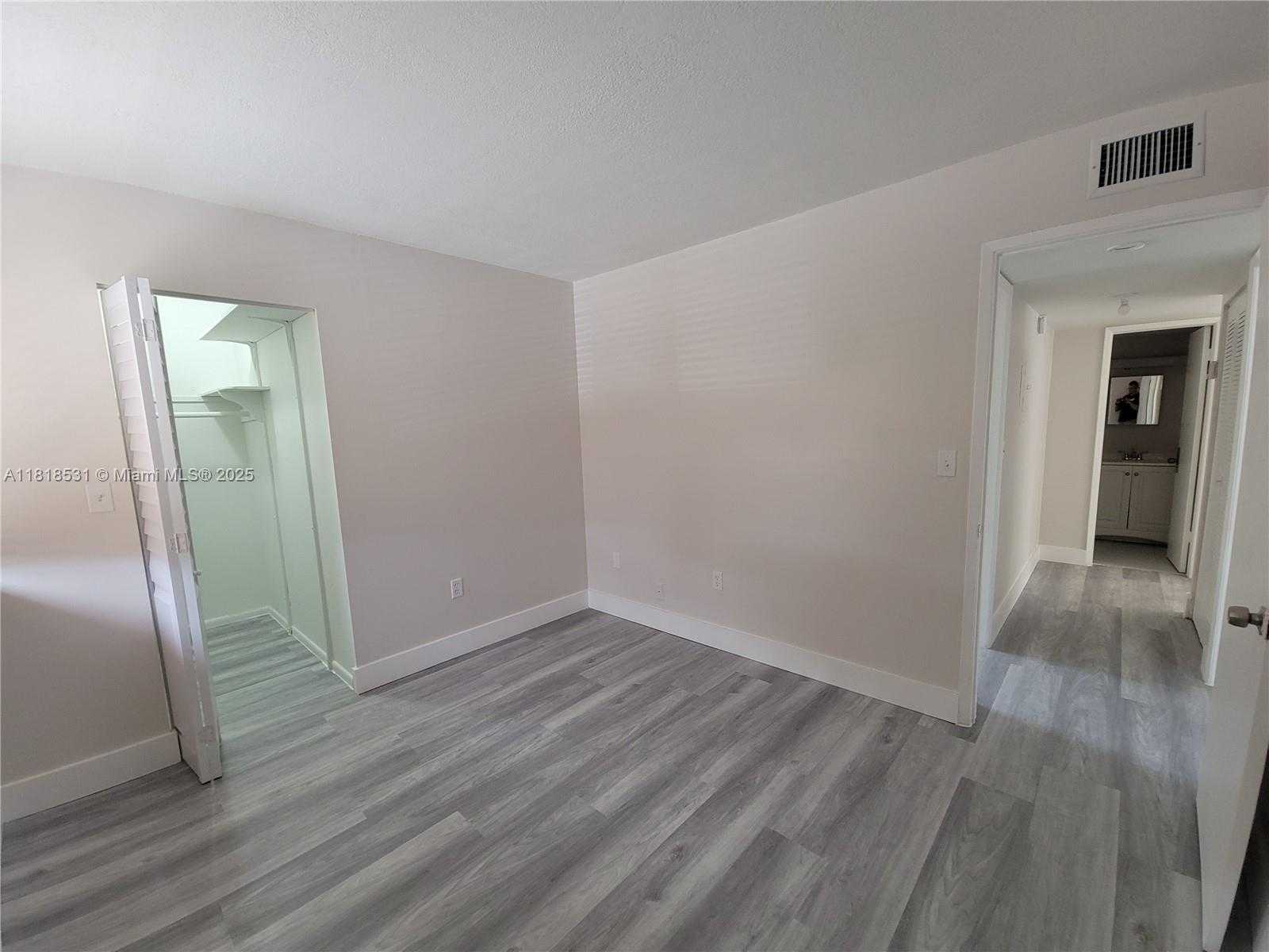 Small Image of Miami Number 15