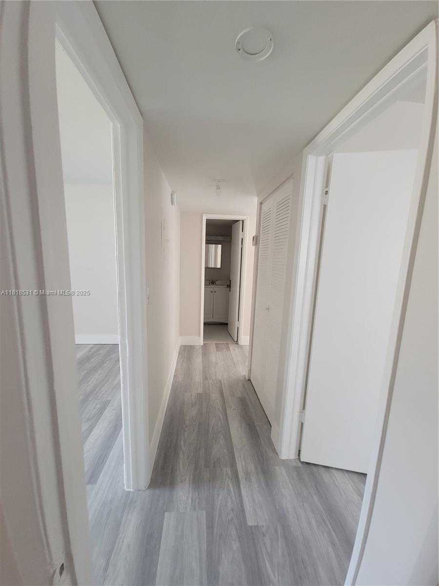 Small Image of Miami Number 16