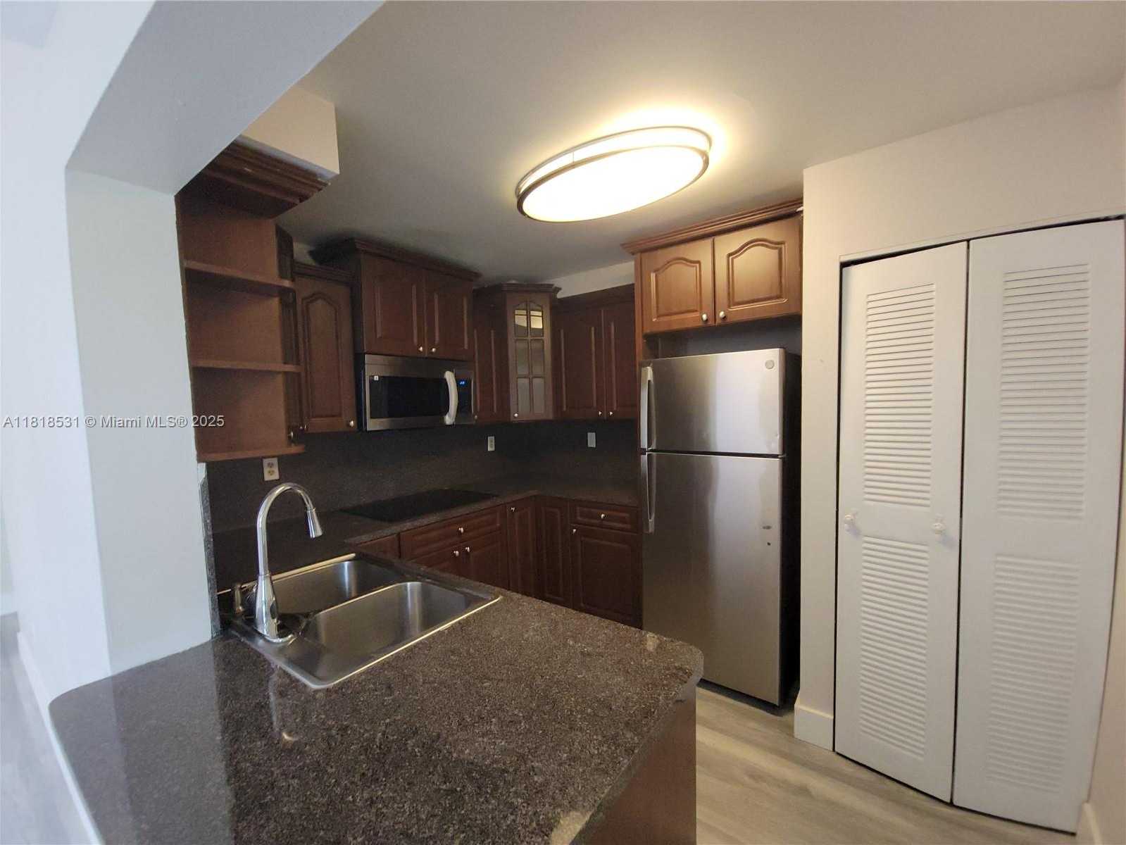 Small Image of Miami Number 6