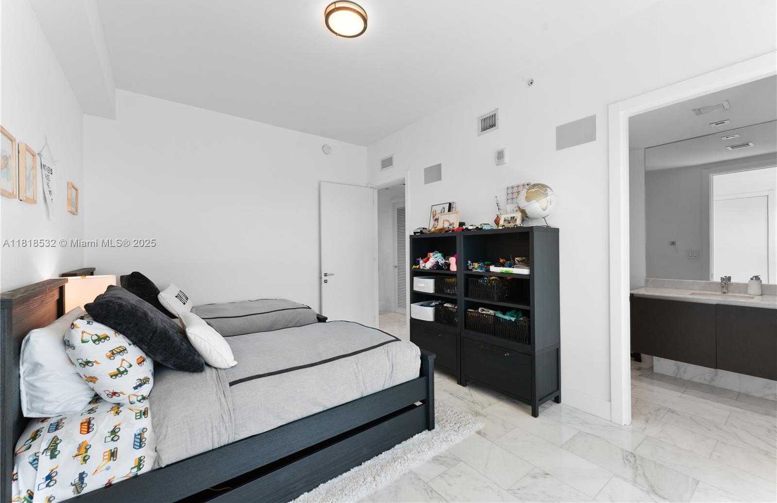 Small Image of 1451 BRICKELL AVE #4002, Miami Number 23