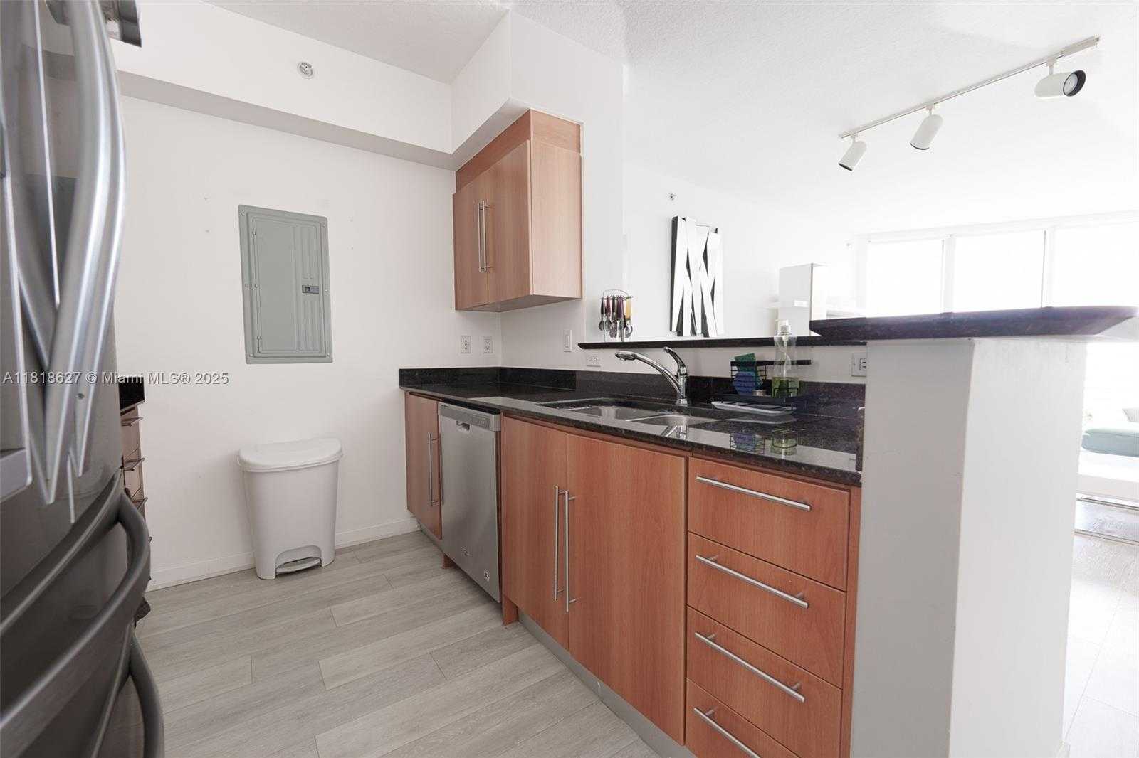 Small Image of 335 SOUTH BISCAYNE BLVD #3303, Miami Number 5