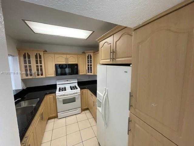 Small Image of 18051 NORTH WEST 68TH AVE #K209, Hialeah Number 3