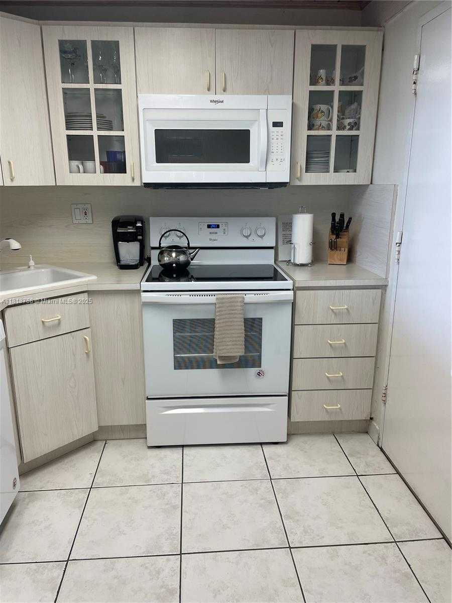 Small Image of 5601 COLLINS #1210, Miami Beach Number 9