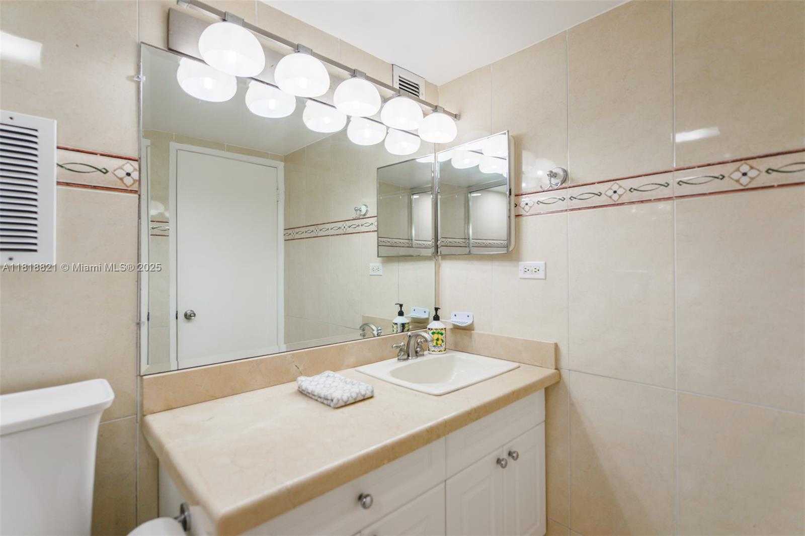 Small Image of 2301 COLLINS AVE #1025, Miami Beach Number 25