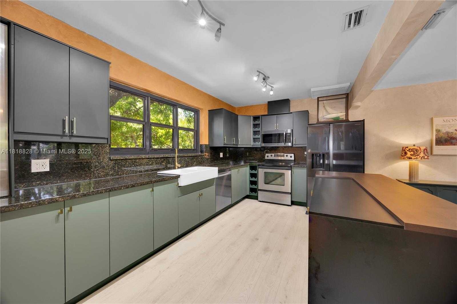 Small Image of 7600 NORTH EAST 7TH AVE, Miami Number 4