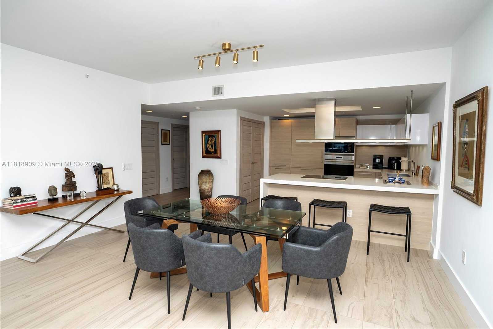 Small Image of 17301 BISCAYNE BLVD #205, North Miami Beach Number 6