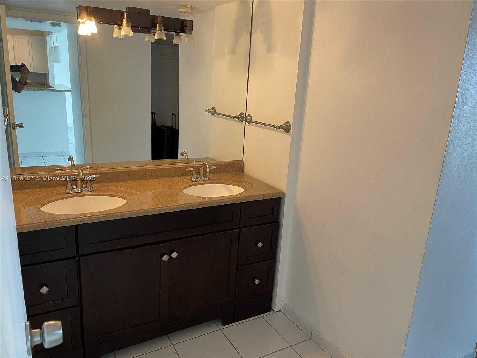 Small Image of 100 BAYVIEW DR #812, Sunny Isles Beach Number 10